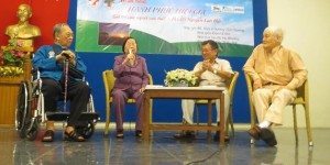 Giao lưu "Tuổi già hạnh phúc" do HQ.CBM tổ chức, ngày 29.9.2013. Từ trái: GS nhạc sĩ Trần Văn Khê (93 tuổi); nhà thơ Tôn Nữ Hỷ Khương (đang đọc thơ), bs Đỗ Hồng Ngọc ("em xi" MC trong buổi này) và bác sĩ-họa sĩ Dương Cẩm Chương (103 tuổi).