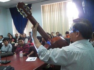 Nguyễn Hải ngâm bài thơ Mũi Né của ĐHN với guitar phụ họa.