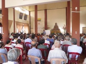 Buổi "thuyết trình" về đề tài "Đức Phật, bậc Y vương" tại Trung tâm văn hoá Liễu Quán với cái nóng 40 đô C  của mùa hè Huế!