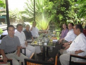 Từ trái: Châu Văn Thuận, Đỗ Hồng Ngọc, Nguyên Minh, Thân Trọng Minh, Nhung và Quỳnh, Trương Thìn