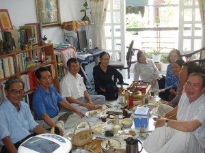 Từ trái: Hồ Thanh Ngạn, Châu Văn Thuận, Đỗ Hồng Ngọc, Ý Nhi, Tôn Nữ Hỷ Khương, Tôn Nữ Thu Thủy, Lý Hương, Vũ Trọng Quang, Thân Trọng Minh (Ra mắt "bỏ túi" tập thơ Thư cho bé sơ sinh và những bài thơ khác của Đỗ Hông Ngọc tại nhà Lê Ký Thương - Kim Quy, ngày 8-7-2010)