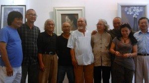 HS Trịnh Thanh Tùng, áo trắng đứng giữa bạn bè