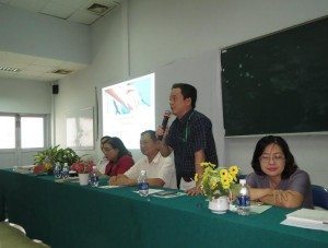 Từ trái: Thầy TTHoàng, Cô NTNDung, hiệu trưởng, thầy DHNgọc, thầy NDũng Tuấn, Cô NTMNguyệt... trao đổi với các sinh viên trong buổi Hội thảo Y đức 24.6.2015.