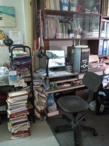 Bàn làm việc bề bộn của ông bác sĩ già...