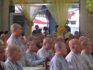 Các Thầy Cô đặt nhiều câu hỏi sôi nổi: tại sao thời Phật ít bệnh như bây giờ? ".. Vì bây giờ thức phẩm không còn vệ sinh an toàn nữa, nhiều hóa chất độc hại; vì bây giờ tu sĩ ít vận động thể lực; vì bây giờ đệ tử cúng dường nhiều chất béo bổ cho sư phụ quá!...