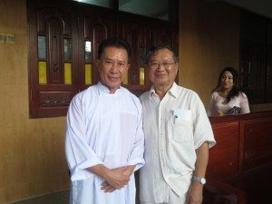 Tấm hình kỷ niệm với Martin Yan (67 tuổi, nhờ ăn chay, người đã thon thả hơn xưa)