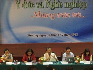 Từ trái Thầy Dũng Tuấn, Cô Ngọc Dung, hiệu trường, thầy Ngọc, thầy Hoàng, cô Phượng