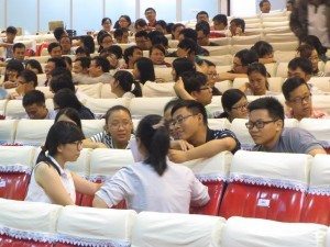 Sinh viên "rì rào" từng nhóm để thảo luận các tình huống đưa ra...