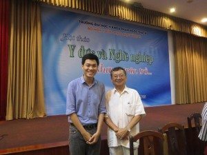 Cuối buổi, một em xin chụp với thầy Ngọc tấm hình để về khoe với Mẹ:" Mẹ con nói hồi đó nuôi con theo cuốn "Viết cho các bà mẹ sinh con đầu lòng" của Thầy!