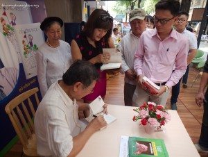 Ký tặng sách sau buổi Trò chuyện với tác giả.