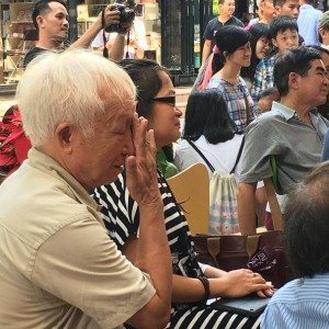 Khán thính giả rất xúc động khi nghe bài thơ "Thư cho bé sơ sinh", viết tại Bệnh viện Từ Dũ, 1965 của Đỗ Nghê (ĐHN)