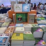 Có một kệ nhỏ cho sách ĐHN