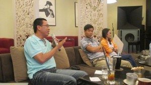 Một bạn trẻ đặt câu hỏi