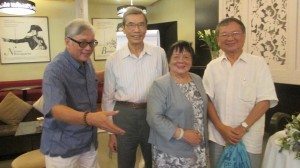 Anh Ngô Tiến Nhân, anh Nguyễn Văn Trọng, chị Xuân Phượng, và ĐHN chụp ảnh lưu niệm sau buổi "tào lao" rất vui!