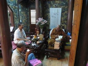 Sư Giới Đức ký tên tặng sách