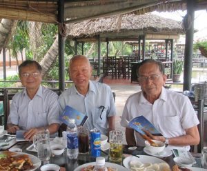 Tứ trái: Đỗ Hồng Ngọc, Huỳnh Tấn Thời, Lê Văn Cử