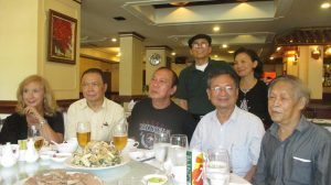 đứng: đôi uyên ương PCH-CH ngồi, từ trái: Elena, TVDan, TTMinh, ĐHNgoc, Nguyên Minh