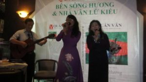 Thầy Thạch đàn cho Hoàng Kim Oanh và cô bạn Trưng Vương hát... Khúc Thụy Du tặng Lữ Kiều.