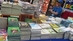 Ở Chợ Sách Mạc Thị Bưởi, Đường hoa Nguyễn Huệ. Gian hàng bày sách Đỗ Hồng Ngọc.