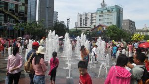 Chỗ sảng khoái nhất ở Đường hoa Nguyễn Huệ năm nay: Nước phun. 