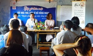 Từ trái: Bác sĩ Huỳnh Kim Hơn (Hội An), Bs Đỗ Hồng Ngọc, Cô Khiếu Thị Hoài